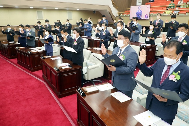 ▲ 민선8기 충북도의회가 1일 개원식을 갖고 본격적인 의정활동에 들어갔다. 사진은 의원 선서 장면.ⓒ충북도의회
