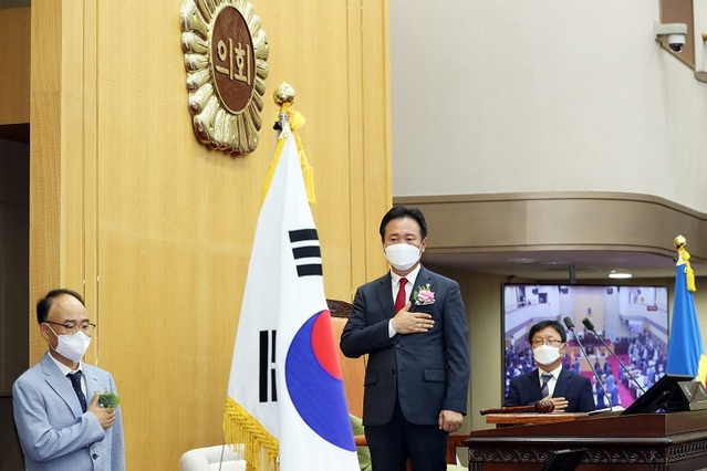 ▲ 민선8기 전반기 의장에 선출된 황영호 의장이 1일 개원식에서 국민의례를 하고 있다.ⓒ충북도의회