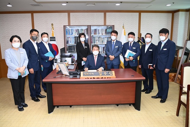 ▲ 김천시(시장 김충섭)는 7월 1일, 민선8기 시정철학과 가치를 담은 시정목표를 민선7기와 같은 ‘시민 모두가 행복한 김천’으로 확정했다고 밝혔다.ⓒ김천시