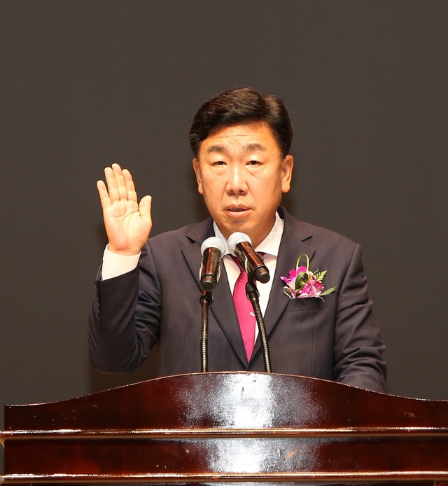 ▲ 이범석 청주시장이 1일 청주예술의전당에서 열린 취임식에서 선서를 하고 있다. ⓒ청주시
