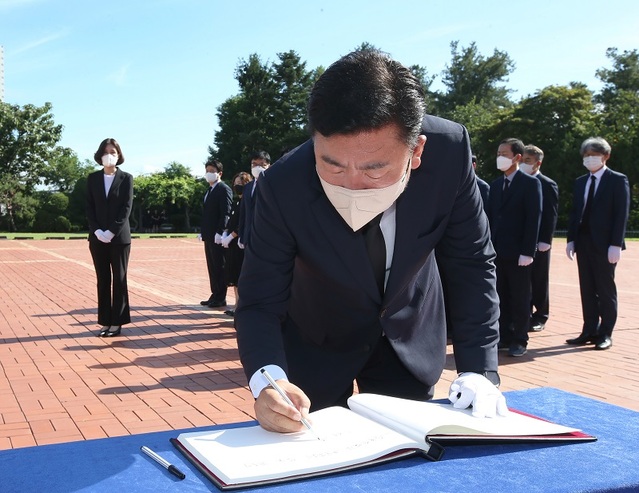 ▲ 이범석 청주시장이 충혼탑을 참배한 뒤 방명록에 서명을 하고 있다. ⓒ청주시