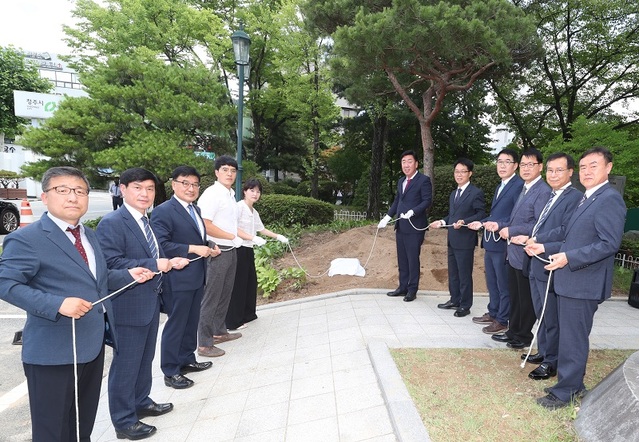 ▲ 이범석 청주시장이 1일 취임식을 마친 뒤 간부들과 함께 기념식수를 하고 있다. ⓒ청주시