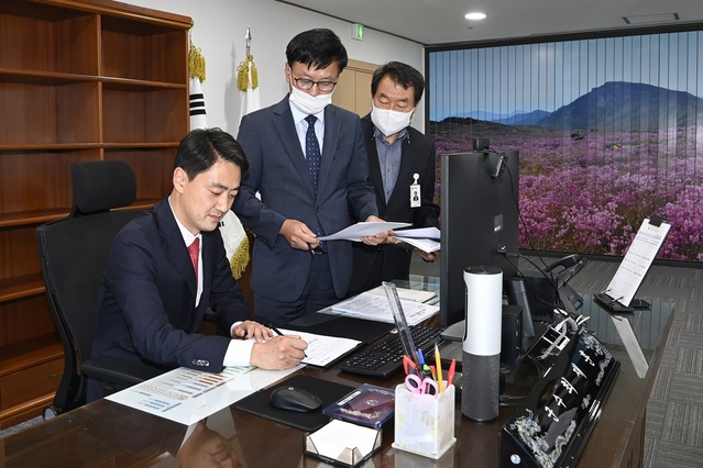 ▲ 최재훈 달성군수가 7월 1일 취임한 후 1호 결재로 ‘군수실 이전 시행계획’에 서명했다.ⓒ달성군