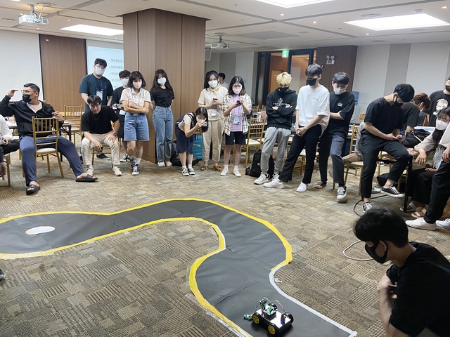 ▲ 교육 참가 학생들이 IoT 최신기술을 접목해 RC카 구동 프로젝트를 진행하고 있다.ⓒ영남이공대