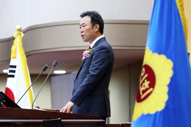 ▲ 황영호 충북도의장이 1일 개원식에서 12대 전반기 의장으로 선출된 뒤 의원들에게 인사말을 하고 있다. ⓒ충북도의회