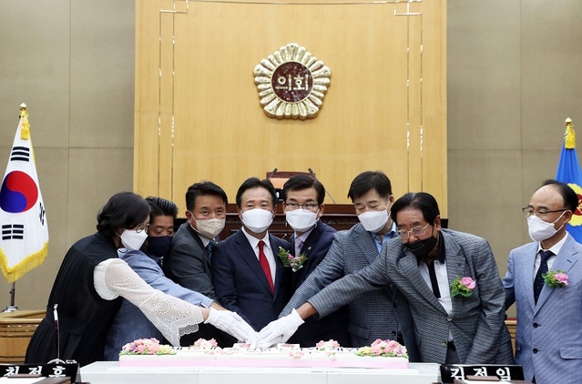▲ 황영호 의장이 개원식에서 김영환 충북도지사와 윤건영 충북도교육감 등이 참석한 가운데 축하 떡을 자르고 있다. ⓒ충북도의회