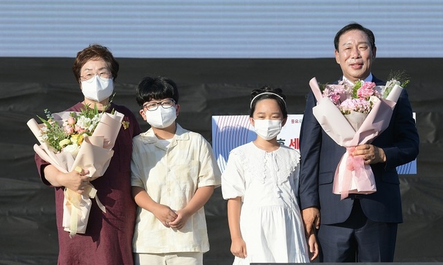 ▲ 최민호 세종시장이 1일 세종중앙공원 도시축제마당에서 시장 취임식에서 배우자와 함께 꽃다발을 받고 기념촬영을 하고 있다. ⓒ세종시