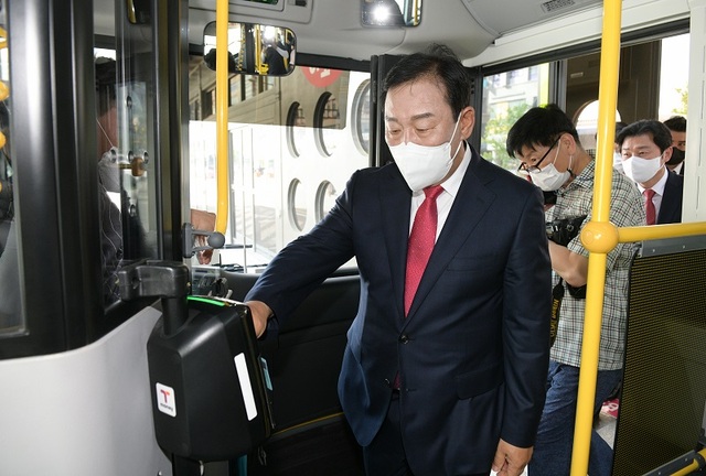 ▲ 최민호 세종시장이 전기굴절버스 타고 취임식장으로 이동하고 있다.ⓒ세종시
