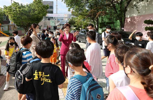 ▲ 강은희 교육감은 7월 1일 학교 현장을 찾아 학생 안전과 건강을 챙기며 제11대 대구교육감으로 임기를 시작했다.ⓒ대구시교육청