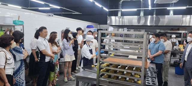 ▲ ‘외식창업 키워드림 아카데미’ 1기생들이 지역 유명 외식업체 두 곳을 직접 찾아, 현장의 생생한 운영 노하우를 벤치마킹하고 있다.ⓒ영진전문대