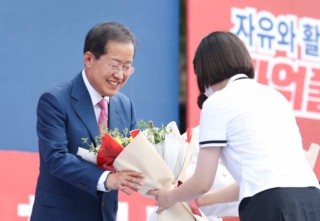 ▲ 취임식 축하 꽃다발은 대구 시민을 대표해 제34회 대구 청소년 대상 수상자인 유동영(대상, 대구한의대 4학년)군과 황유나(우수상, 대구관광고 3학년)양이 전달했다.ⓒ대구시