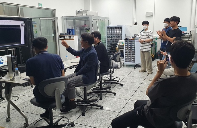 ▲ KAIST 항공우주공학과 항공우주시시템 및 제어연구실팀 연구원들이 초소형위성 랑데브 교신 성공을 축하하고 있다.ⓒKAIST