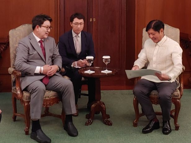 ▲ 국민의힘 권성동 원내대표(왼쪽)가 지난달 30일 필리핀을 방문해 페르디난드 마르코스 주니어 필리핀 신임 대통령(오른쪽)에게 윤석열 대통령의 친서를 전달하고 있다. ⓒ외교부 제공