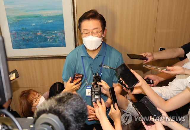 ▲ 더불어민주당 이재명 의원이 지난달 24일 오전 충남 예산군 덕산리솜리조트에서 열린 '새롭게 도약하는 민주당의 진로 모색을 위한 국회의원 워크숍'을 마친 뒤 취재진의 질문에 답변하고 있다. ⓒ연합뉴스