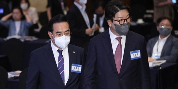 ▲ 권성동 국민의힘 원내대표와 박홍근 더불어민주당 원내대표(왼쪽)가 6월22일 '2022 경향포럼'에 참석하고 있다.ⓒ연합뉴스