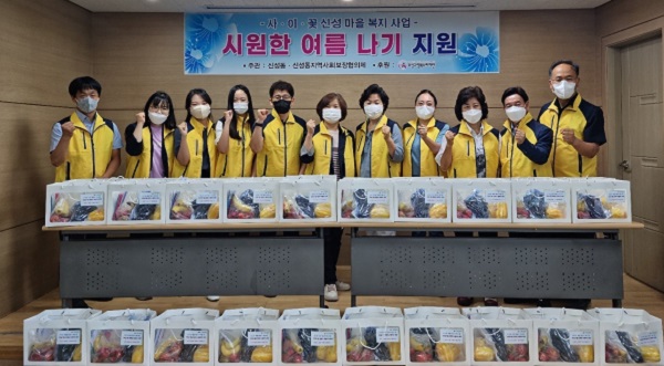 ▲ 대전 유성구 신성동과 지역사회보장협의체는 4일 독거어르신 등 취약계층 30가구에 과일과 냉방용품을 전달했다.ⓒ대전 유성구