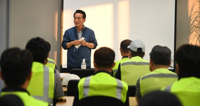 ▲ 백성현 논산시장이 4일 새벽 시간 상재환경㈜을 찾아 근로자들을 격려한 뒤 건의사항 등을 청취하고 있다.ⓒ논산시
