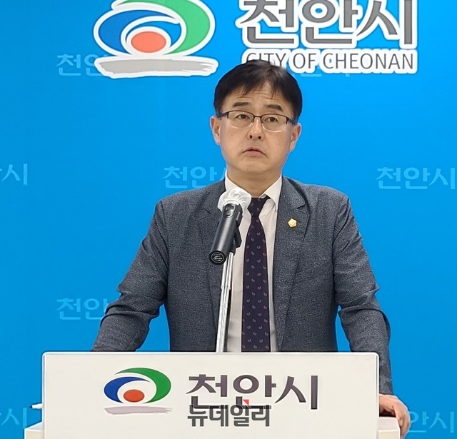 ▲ 장혁 천안시의회 국민의힘 원내대표가 4일 시청 브리핑룸에서 시의회 원구성과 관련해 기자회견을 하고 있다.ⓒ김정원 기자