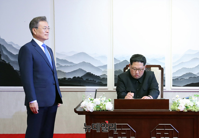 ▲ 2018년 4월 27일 판문점 남북정상회담 당시 김정은의 방명록 서명을 기다리는 문재인 대통령. ⓒ뉴데일리DB