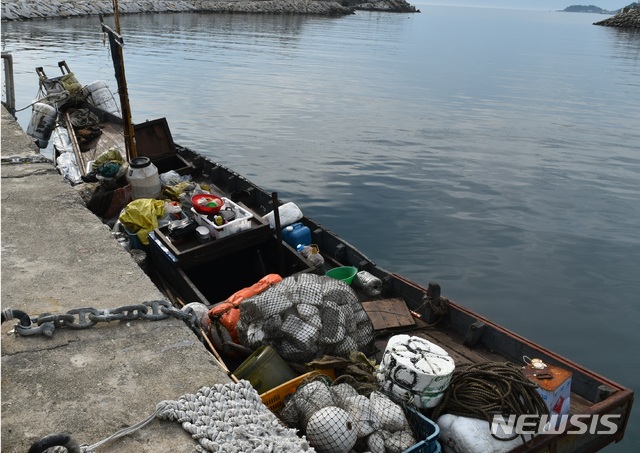 ▲ 2019년 7월27일 밤 북방한계선(NLL)을 넘어 온 선박. 탑승하고 있던 선원 3명 중 1명은 군복을 입고 있었다. ⓒ뉴시스