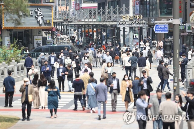 ▲ 점심시간 북적이는 도심 거리 ⓒ연합뉴스