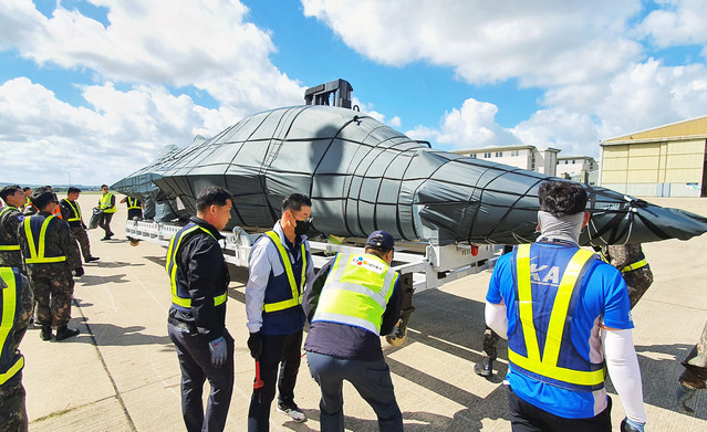 ▲ 영국 스탠스테드 공항에 도착한 블랙이글스 항공기 T-50B의 환적 작업을 진행하고 있다. ⓒCJ대한통운