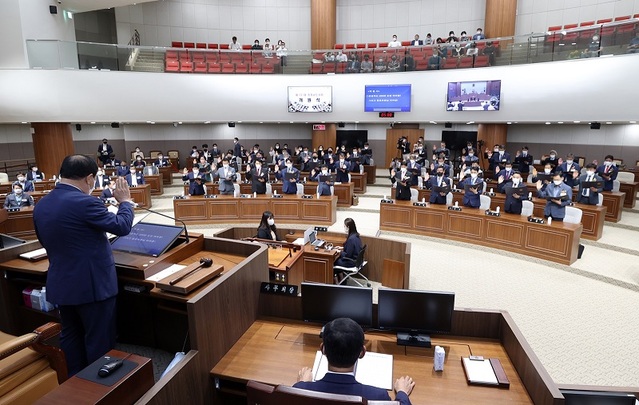 ▲ 충남도의회가 4일 오전 도의회 본회의장에서 개원식을 가진 가운데 의원들이 선서를 하고 있다. ⓒ충남도의회