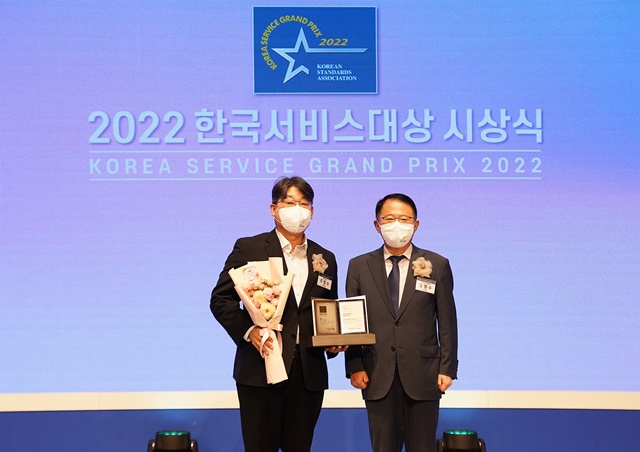 ▲ 주영수 롯데건설 상무(좌)가 '2022 한국서비스대상 시상식'에서 수상 후 기념촬영을 하고 있다. ⓒ롯데건설