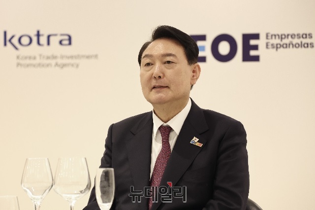 ▲ 윤석열 대통령이 지난 6월3일(현지시간) 나토 정상회의 참석차 방문한 스페인 마드리드에서 현지 경제인들과 오찬 간담회를 갖고 있다.ⓒ대통령실 국민소통관실