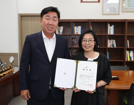 ▲ 이범석 ‘2023 청주공예비엔날레’ 위원장(왼쪽)과 강재영 교수.ⓒ청주시