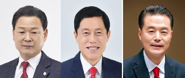 ▲ 4일 충북도의회 상임위원장으로 선출된 이동우 건설환경소방위원장, 김현문 교육위원장, 박지헌 예산결산특별위원장(좌측부터).ⓒ충북도의회