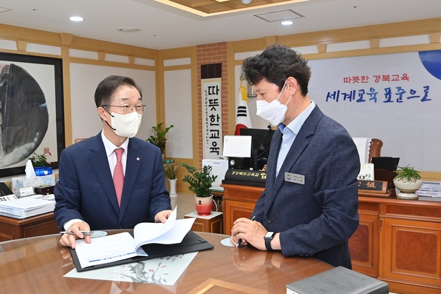 ▲ 임종식 경북교육감은 지난 7월 1일 취임식 전 안동 충혼탑 참배 후 본청 부서별 핵심 사업 추진 계획을 ‘1호’로 결재하고, 앞으로 4년간 변화와 혁신으로 ‘따뜻한 경북교육, 세계교육 표준으로’나아가겠다는 의지를 표명했다.ⓒ경북교육청