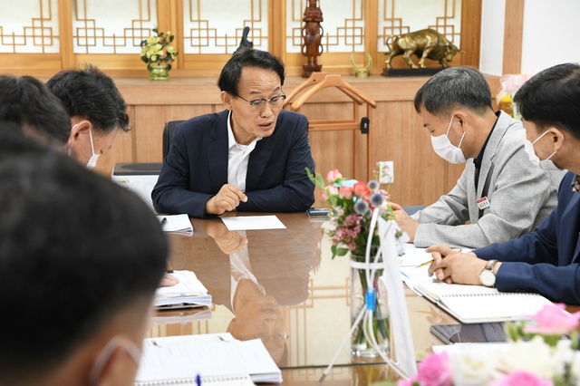 ▲ 박남서 영주시장이 4일 취임 후 첫 간부회의를 주재하고 민선8기 시정 최우선 과제로 경제성장, 일자리 창출, 인구소멸 극복을 꼽았다.ⓒ영주시