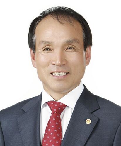 ▲ 9대 전반기 청도군의회 의장으로 선출된 김효태 의원.ⓒ청도군의회