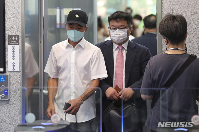 ▲ 지난 6월 28일 서울 유엔북한인권사무소를 찾아 오헤아 퀸타나 북한인권특별보고관을 만나고 나오는 이래진 씨. 이 씨는 서해에서 북한군에 피살된 해양수산부 공무원의 형이다. ⓒ뉴시스. 무단전재 및 재배포 금지.