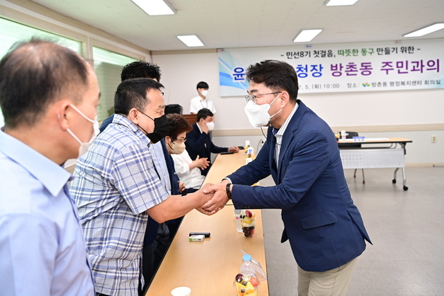 ▲ 윤석준 청장은 5일 방촌동을 찾아 주민들의 이야기를 직접 경청했다.ⓒ동구청