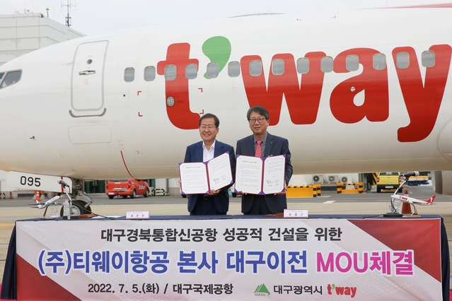 ▲ 5일 오전 대구국제공항 주기장에서 홍준표(왼쪽) 대구광역시장과 정홍근 티웨이항공 대표가 상호 협력을 위한 협약을 진행하고 기념촬영을 하고 있다. ⓒ티웨이항공