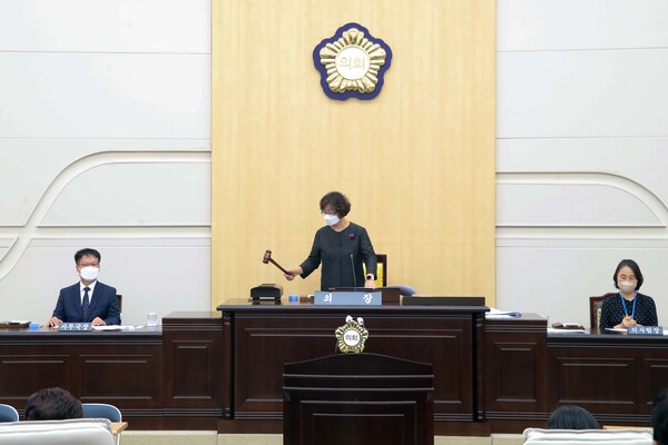 ▲ 대전 동구의회는 5일 오전 10시 제264회 임시회에서 제9대 전반기 의장에 국민의힘 박영순(4선) 의원이 의장으로 선출된 뒤 임시회의를 진행하고 있다.ⓒ대전동구의회