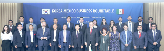 ▲ 한-멕시코 비즈니스라운드테이블 : 우태희 대한상의 상근부회장(앞줄 왼쪽 일곱번째)과 마르셀로 에브라르드(Marcelo Ebrard) 멕시코 외교장관(앞줄 왼쪽 여덟번째)이 참석자들과 기념촬영을 하고 있다. ⓒ대한상의