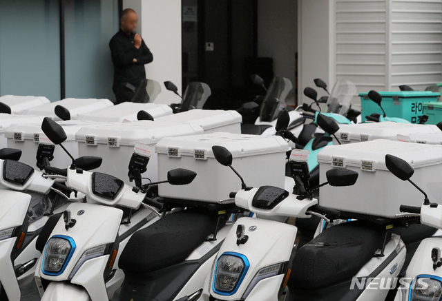 ▲ 지난 6월 30일 오전 서울 강남구 딜리버리앤(N) 앞에 새 주인을 기다리는 배달 오토바이들이 주차돼있다. 서울시가 여름철 소음기 불법 개조를 통한 소음공해 이륜차에 대한 대대적인 단속에 나선다.ⓒ뉴시스