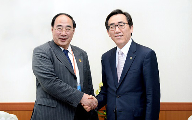 ▲ 2014년 6월 당시 조태열 외교부 제2차관(오른쪽)이 우홍보 유엔 사무차장(왼쪽)과 면담을 가졌다. ⓒ외교부 제공.