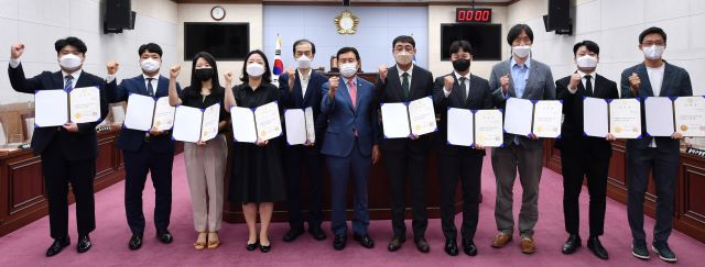 ▲ 충북 청주시의회가 5일 정책지원관 9명에게 임용장을 수여했다.ⓒ청주시의회