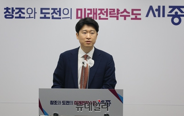 ▲ 류제화 세종시장직 인수위원회 대변인이 6일 오전 세종시청 정음실에서 기자회견을 열어 재정예산 TF 민간보조금 현황 및 관리방안에 대해 발표하고 있다.ⓒ이길표 기자