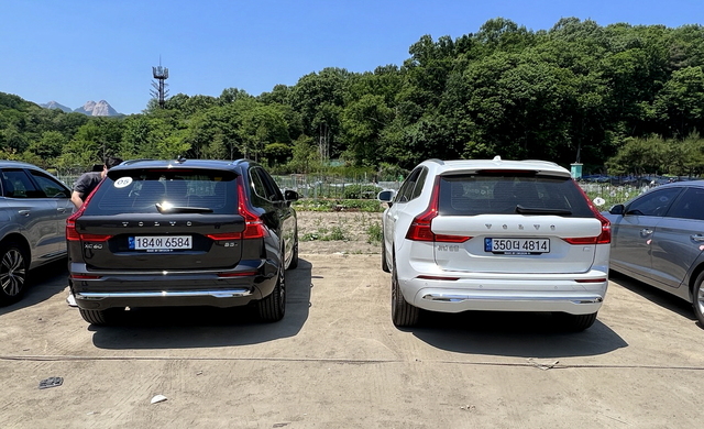 ▲ 볼보 XC60 T8(오른쪽)과 B5 모델 모습. ⓒ김재홍 기자