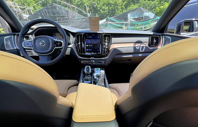 ▲ 깔끔한 디자인의 차량 내부 모습이 돋보인다. ⓒ김재홍 기자