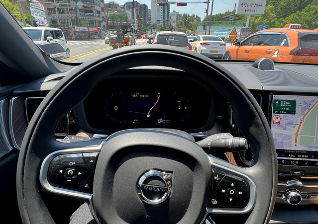 ▲ 시승 중 정차 후 촬영한 모습. 티맵이 디스플레이에 구현돼 운전하기 편했다. 
ⓒ 김재홍 기자