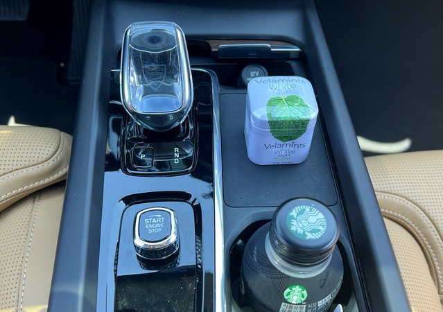 ▲ 오레포스의 크리스탈 기어 등이 차량의 고급감을 더했다. 
 ⓒ김재홍 기자