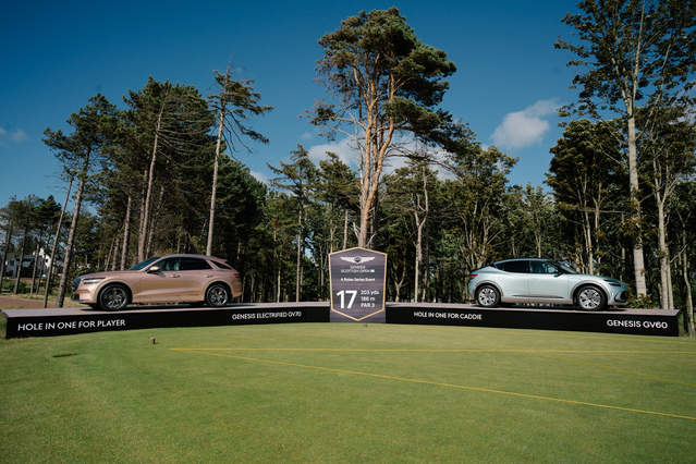 ▲ 17번 홀 첫 번째 홀인원 선수 및 캐디에게 부상으로 수여되는 GV70 전동화 모델과 GV60. ⓒ제네시스