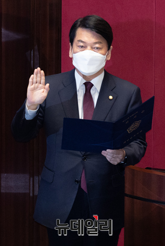 ▲ 6·1 보궐선거에 당선된 안철수 국민의힘 의원이 지난 4일 오후 국회에서 열린 본회의에서 국회의원 선서를 하고 있다. ⓒ이종현 기자(사진=공동취재단)