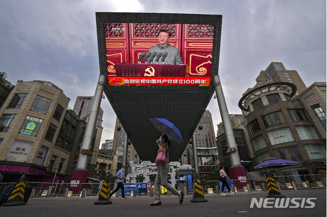 ▲ 지난해 7월 중국 베이징 천안문 광장 앞 전광판을 통해 시진핑 중국 국가주석이 공산당 창당 100주년 축사를 하는 모습이 방송되고 있다. ⓒ뉴시스 AP. 무단전재 및 재배포 금지.